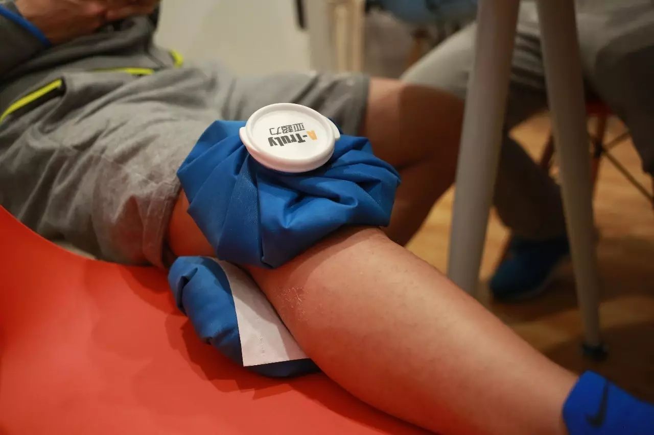 胳膊肘肿胀有积液冰敷还是热敷好,髋关节有积液热敷还是冰敷