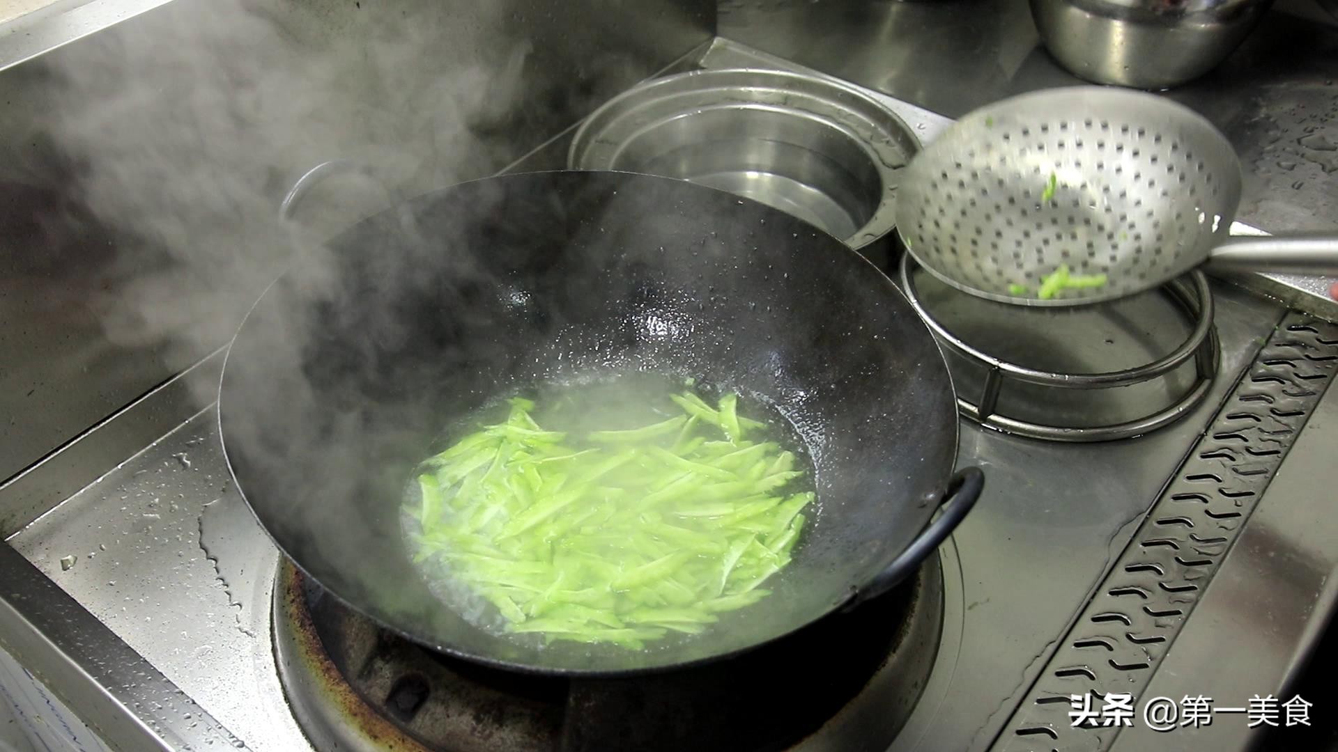 苦瓜煎鸡蛋苦瓜需要用水焯一下吗,厨师苦瓜炒鸡蛋的做法