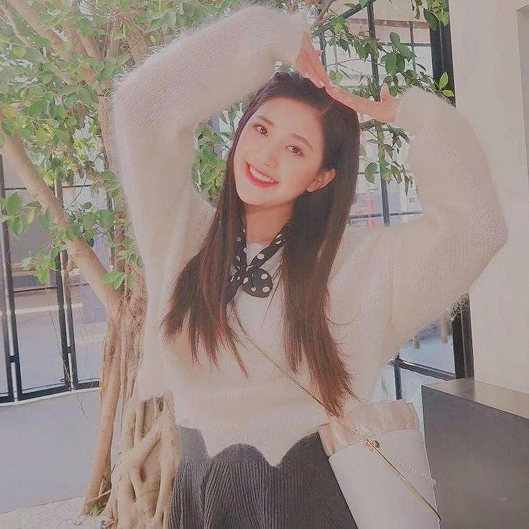 赵露思迪丽热巴闺蜜头像,一半是鞠婧祎一半是赵露思头像