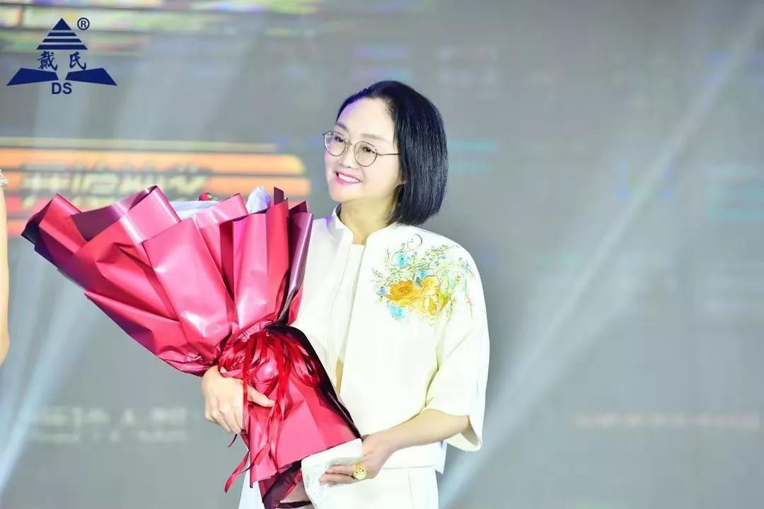 规范自律天道酬勤,奉献担当人心有秤,戴氏教育名航部拜年会