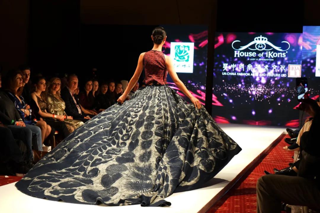 被央视点赞，有点惊艳！这位00后甜心苗妹勇闯上海时装周