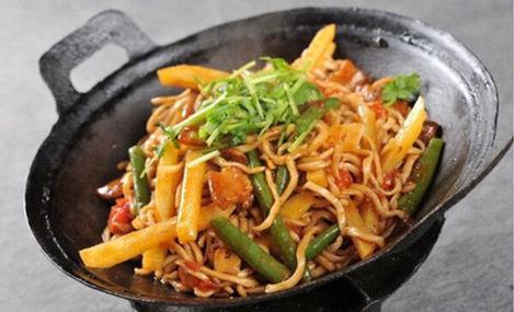 铁锅排骨焖面做法,铁锅焖面用生面条还是熟面条