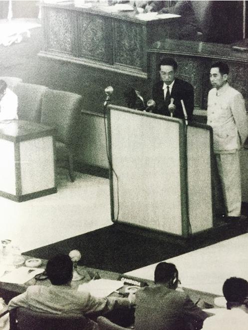 美国记者与周恩来握手，故意掏手帕不停擦手，周总理一招轻松反击