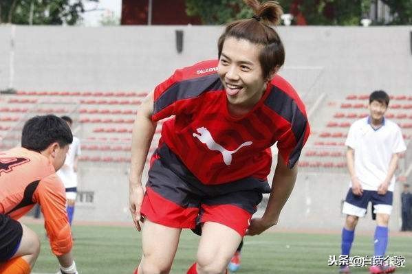 鹿晗现身胡同踢足球热搜,鹿晗重返十七岁大秀舞姿