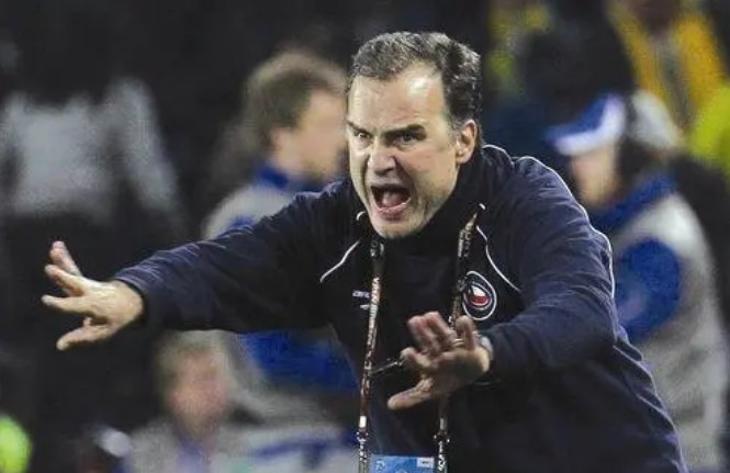 疯子贝尔萨简历,贝尔萨痴迷足球视频