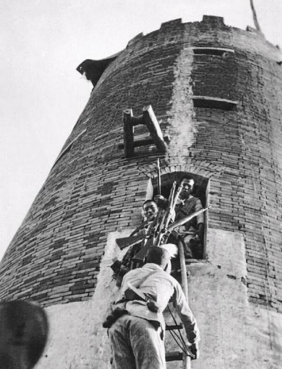 开国上将回故乡,看到警车封路并且隔开群众,怒问:耍什么排场?