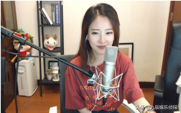 冯提莫直播回放肢体动作,冯提莫几年前直播视频