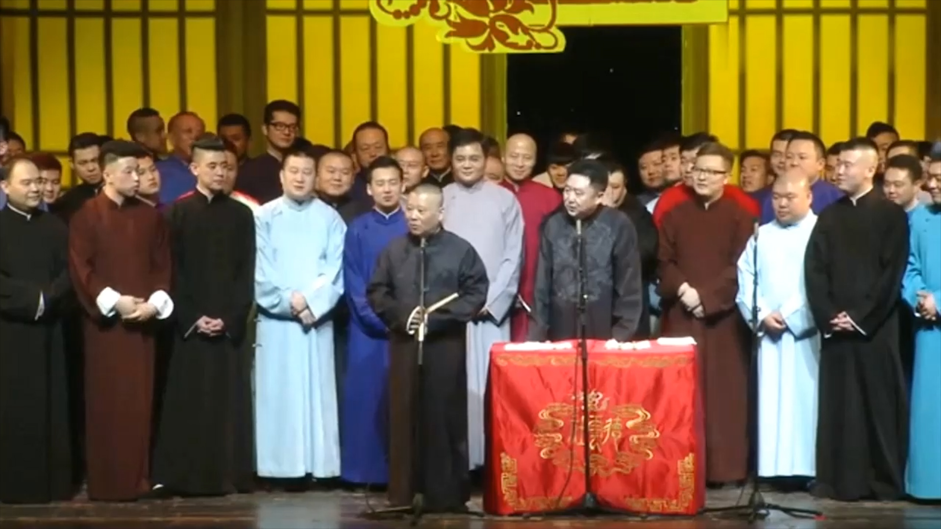 岳云鹏向男足道歉，高峰被国安粉丝堵，女足胜利后德云社争议不断