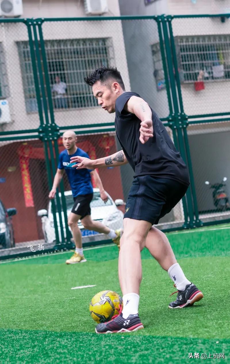林丹野球场秀足球,林丹回到球场赢了