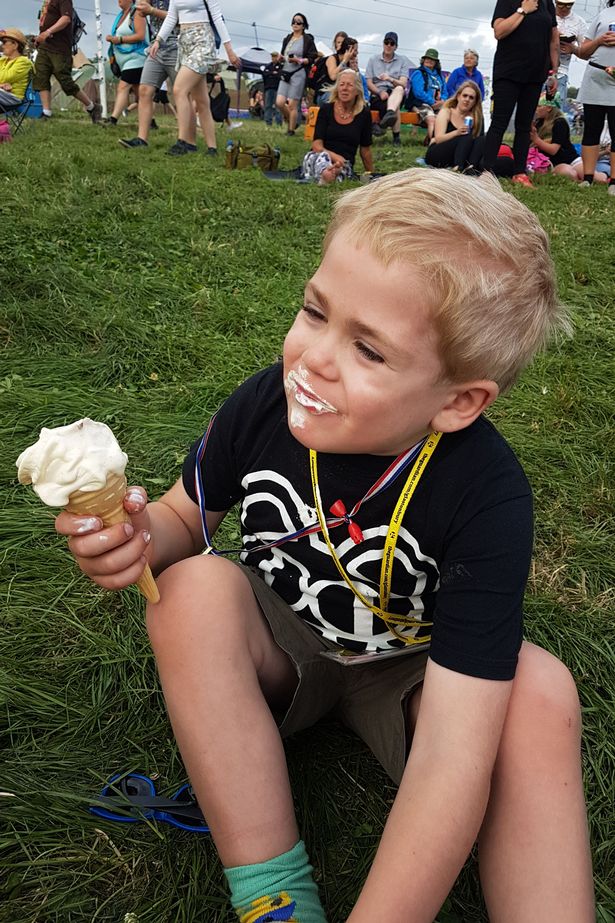 五岁英国残疾男孩,英国5岁小男孩被虐待致死