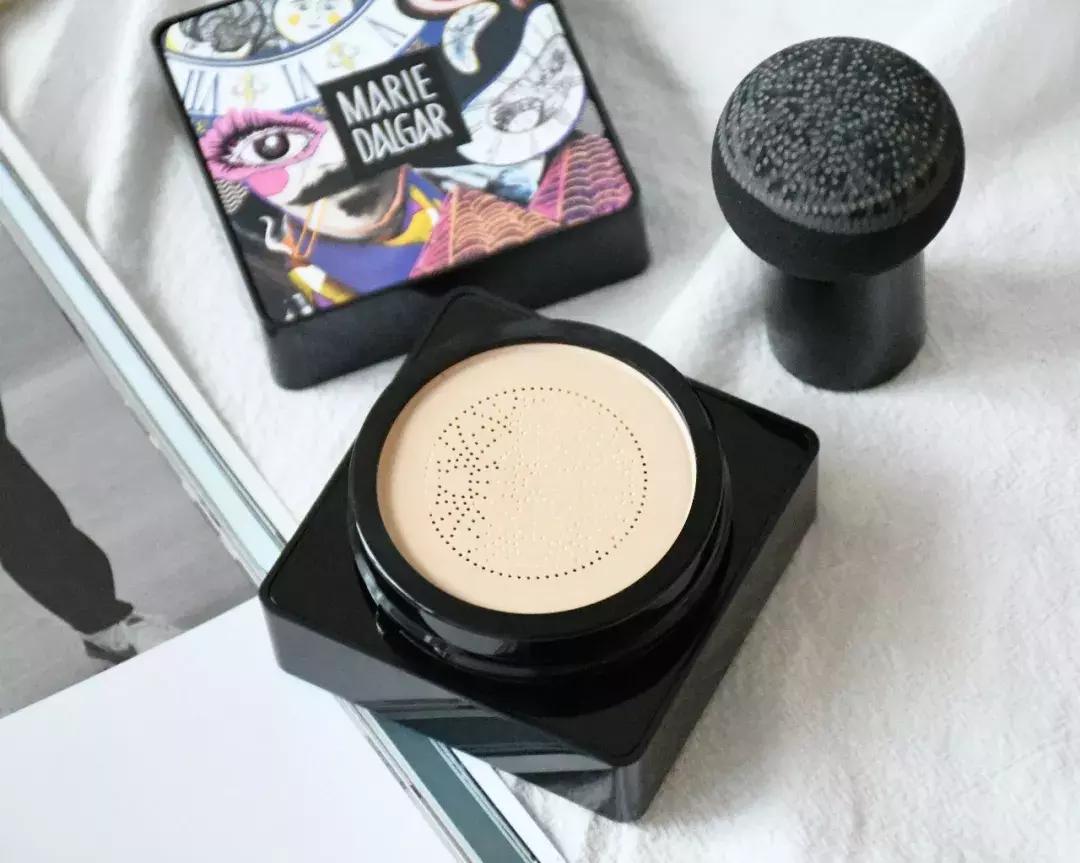 12小时不脱妆保湿提亮遮瑕,春夏妆容持久不脱妆的秘密