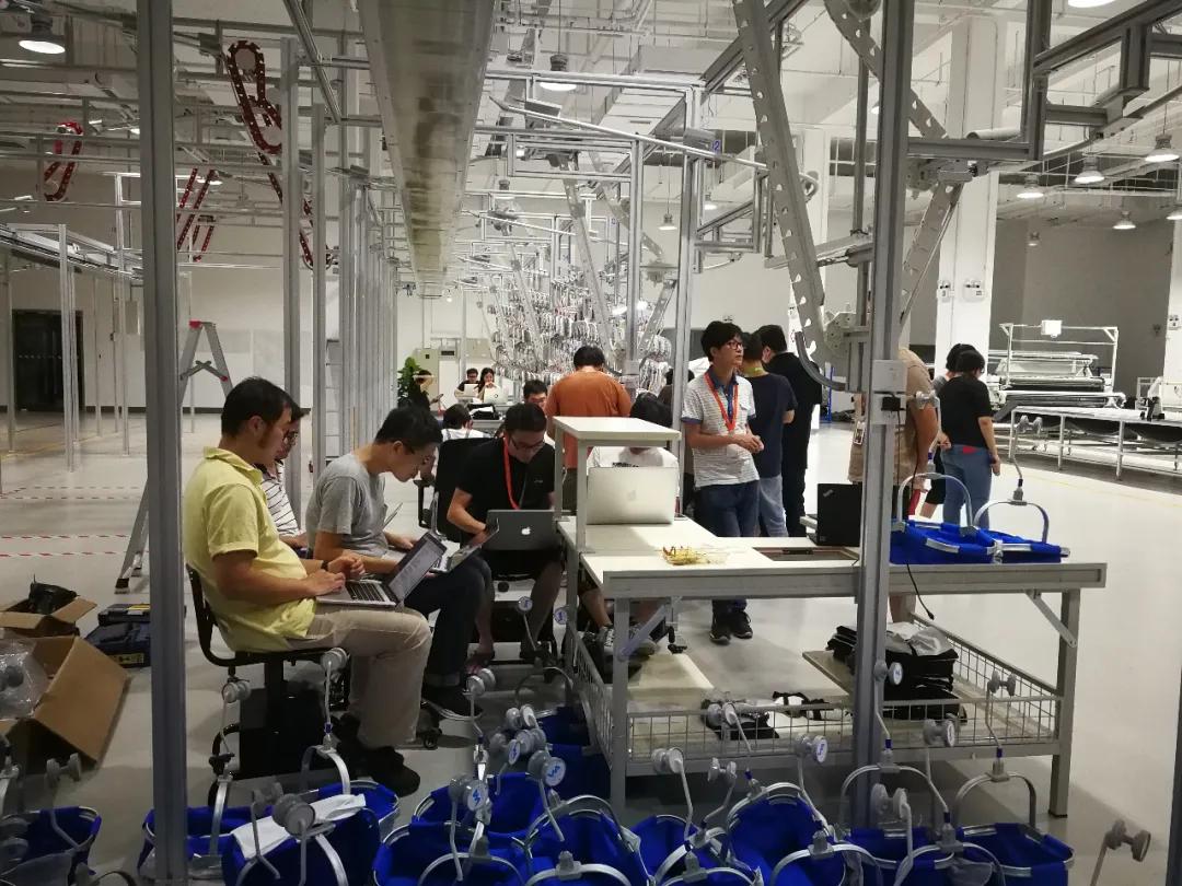 工厂车间夜间灯火辉煌,灯火通明的生产车间