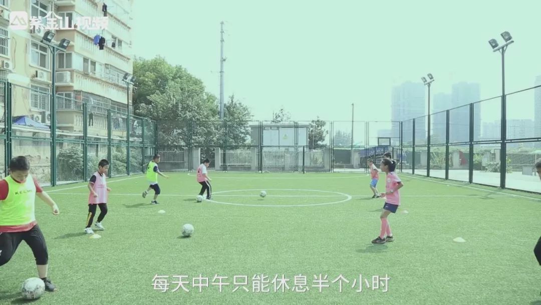 一个小女孩和她的梦,一个女孩的足球梦