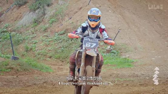 未成年女孩当众裸舞：养女儿最大的错误，就是把她养得太乖