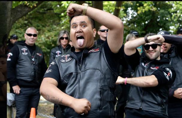 新西兰清真寺枪击事件周年纪念日数人穿皮革跳毛利族哈卡舞悼念