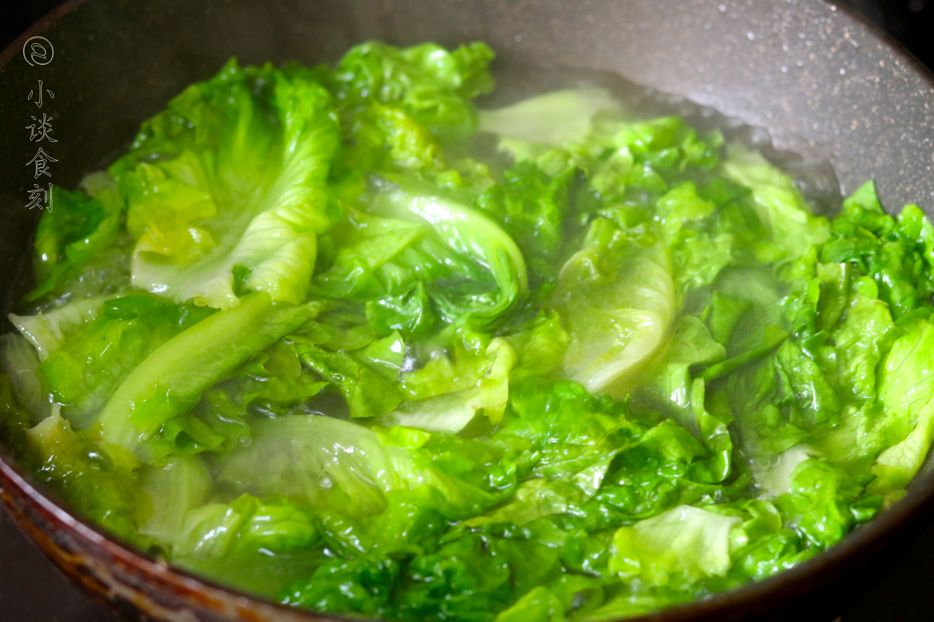 生菜焯水如何避免变褐色,生菜叶子发黑是什么原因造成的