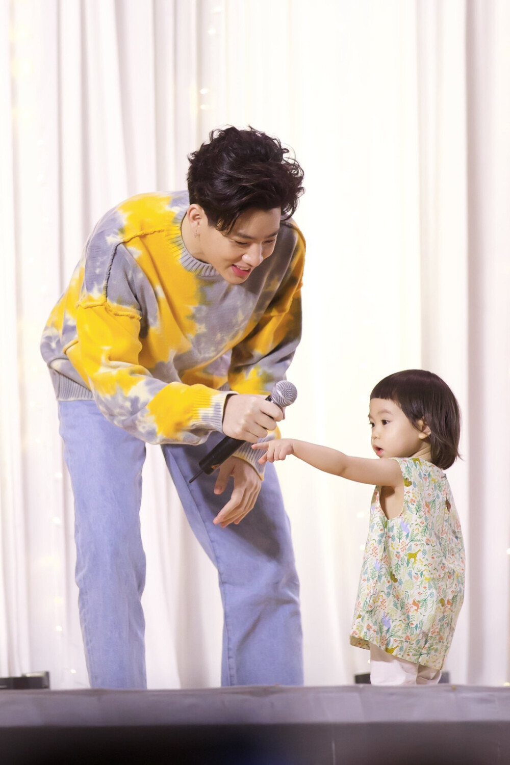 他泰男星和小朋友的治愈同框：BP一家三口关大爷画风不对