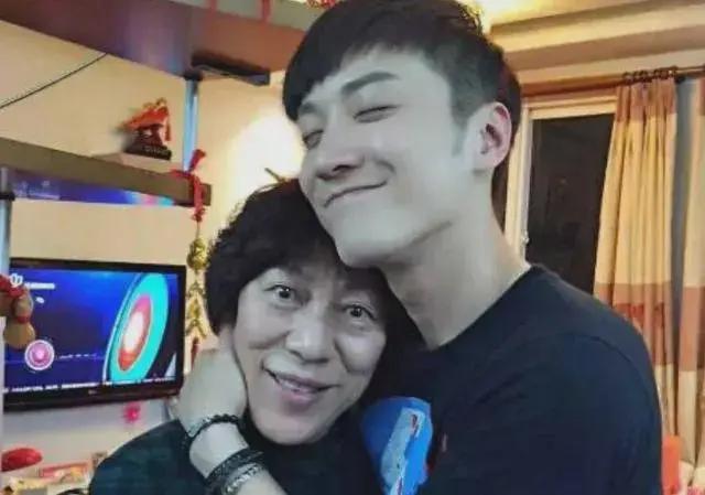 知名艺人自杀后,他的父母却被网暴了