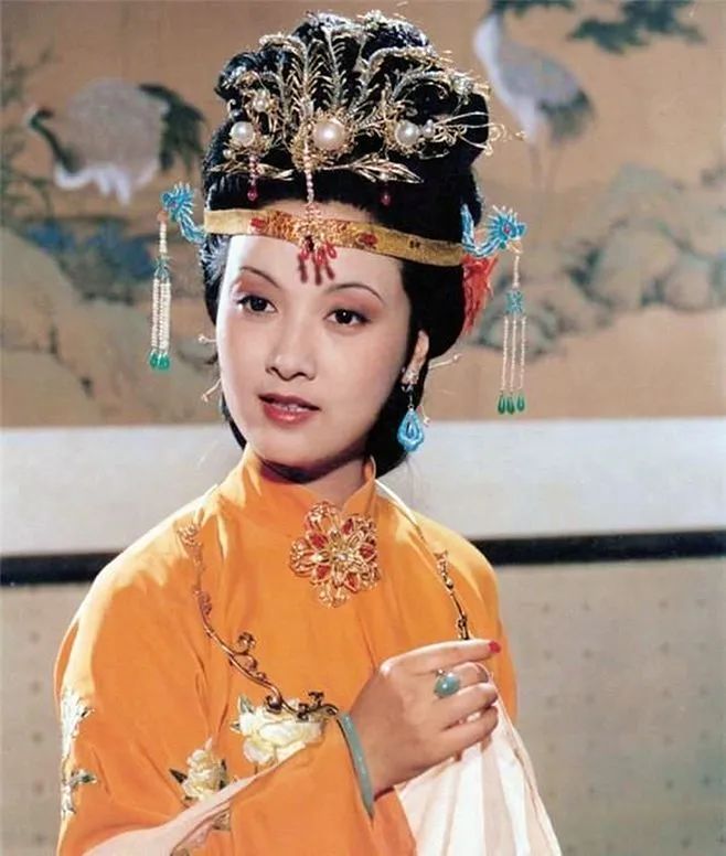 岁月不饶美人?其实皮肤松弛,白发皱纹,根本不影响她们风华绝代