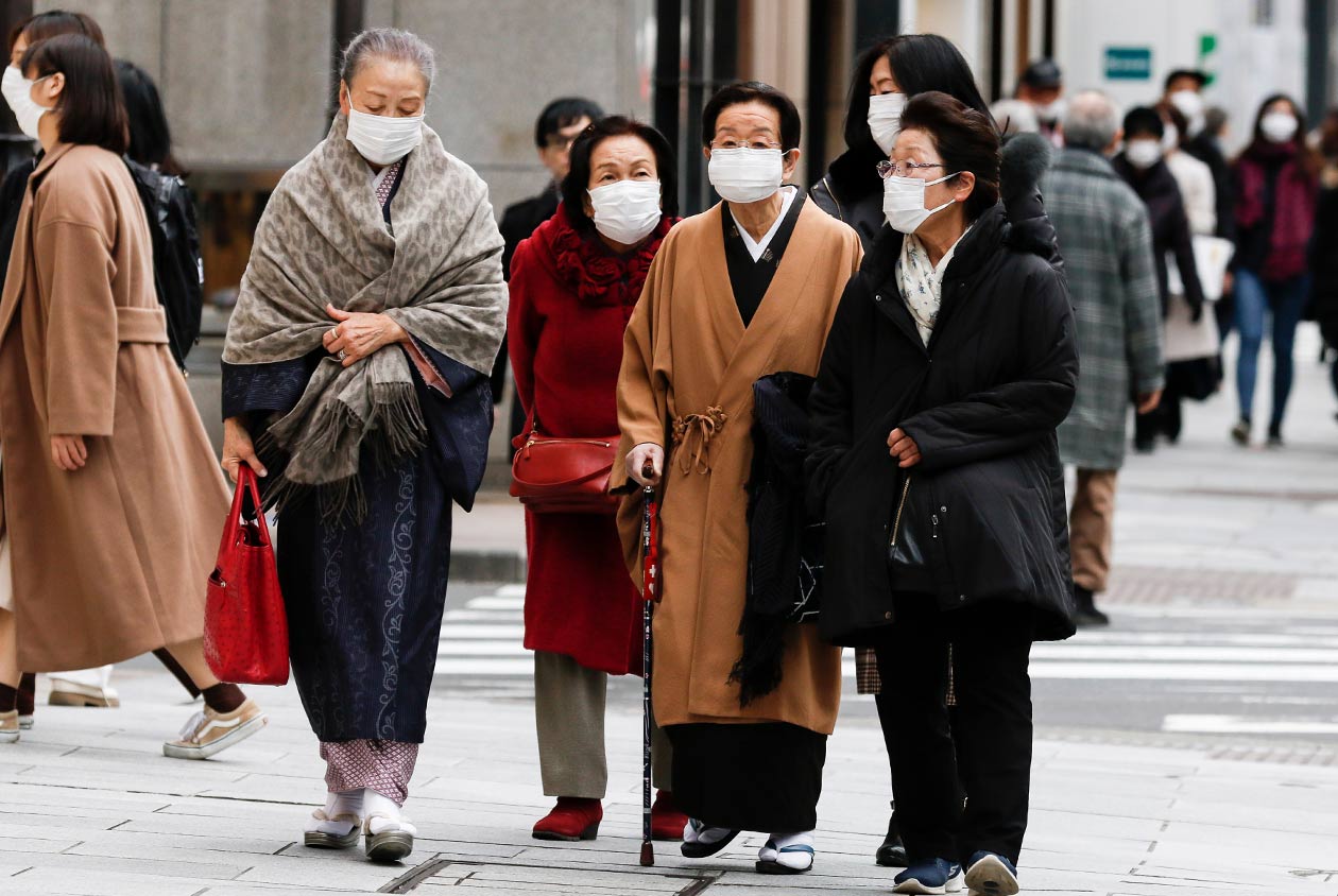 上半场买口罩，下半场求自保：我们在日本打满新冠全场