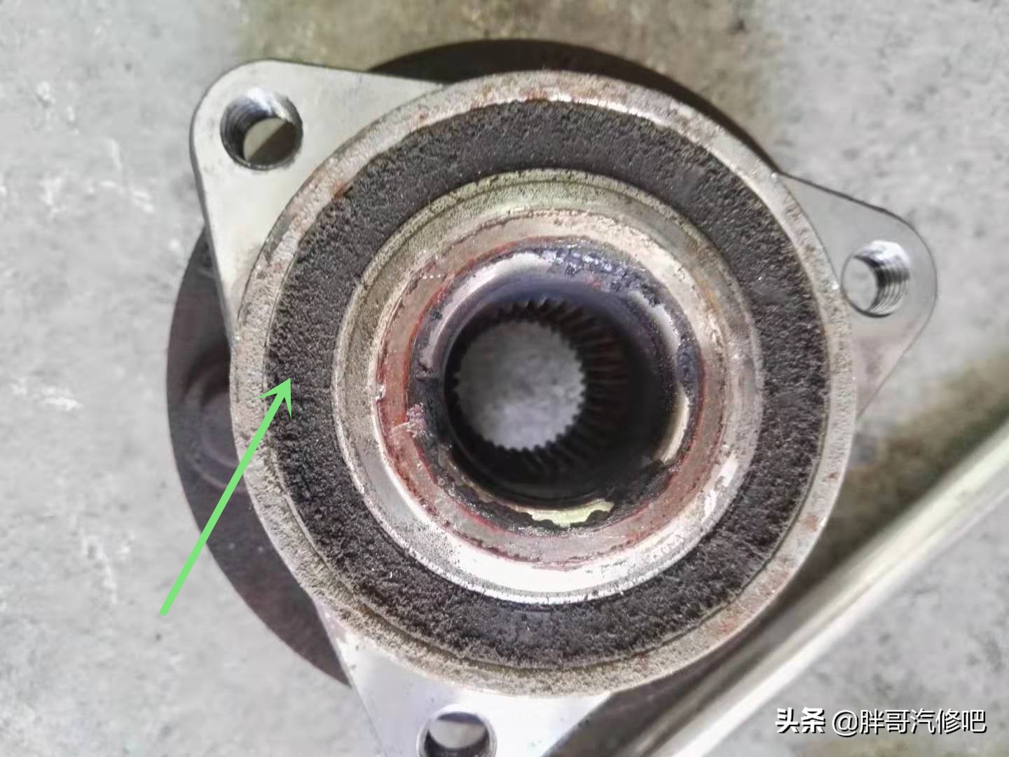 车辆行驶时前轮叽叽叽异响,行车中前轮突然有异响是怎么回事