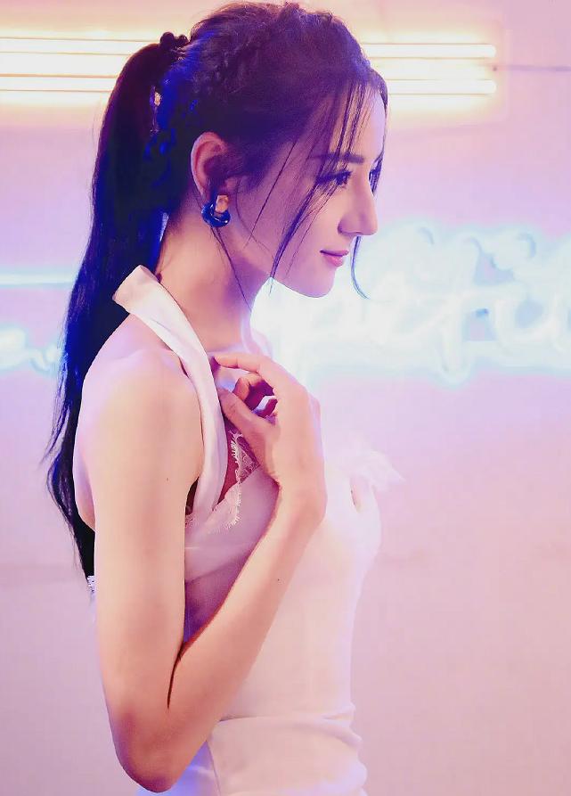 迪丽热巴出席活动穿礼服,迪丽热巴穿礼服出席活动