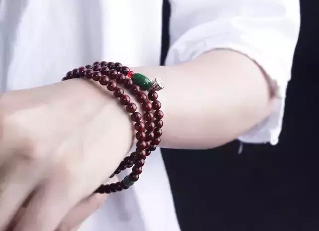 小叶紫檀佛珠戴左手还是右手,男士戴小叶紫檀手串左手还是右手