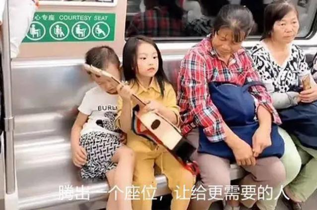 地铁上姐弟俩的坐姿图,某地铁一对母子坐姿引发网友争议