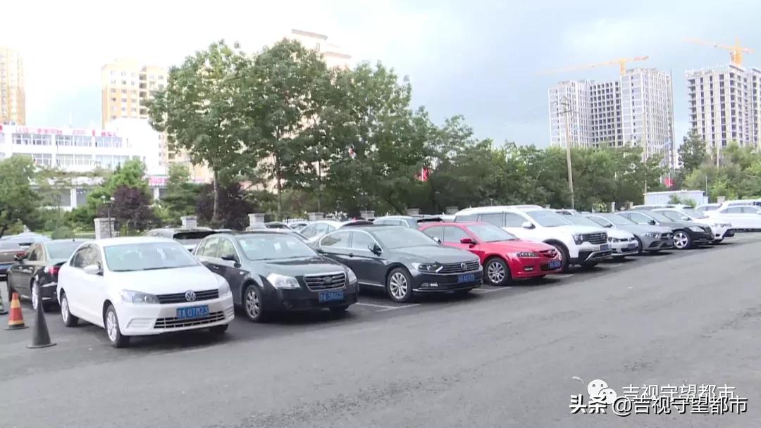 小区外空地变物业收费停车场，业主质疑不合规