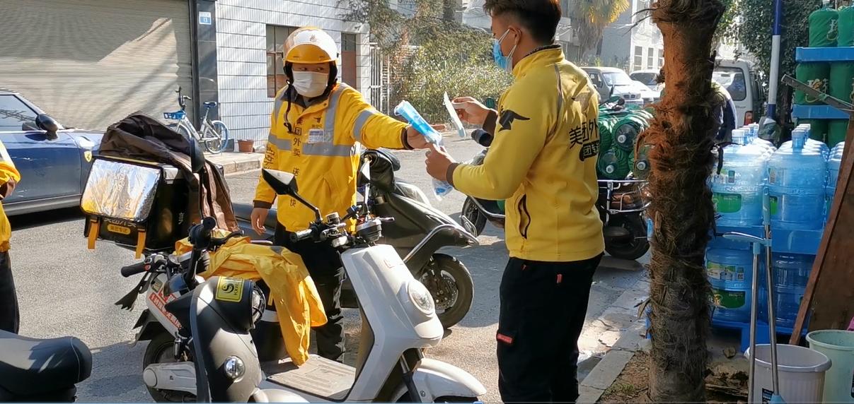 外卖小哥，用车轮温暖着昆明