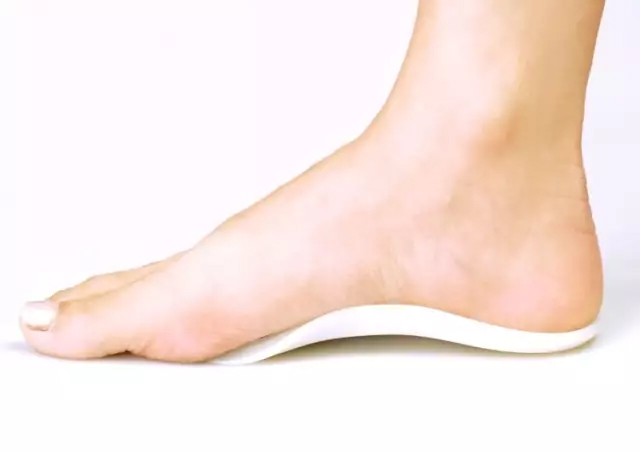 扁平足不疼是后天还是先天,扁平足是脚趾没发力导致的吗