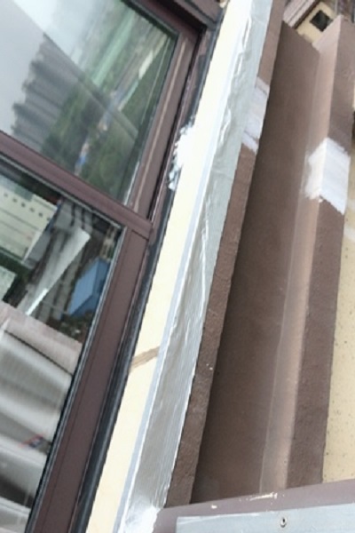 窗户雨棚与墙体缝隙漏水如何解决,窗户漏水怎么修补小窍门