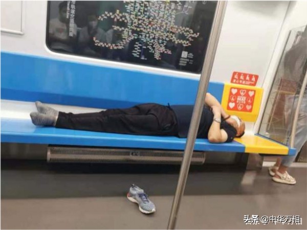 北京一大妈地铁霸占座位,男子霸占地铁座位睡觉