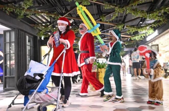 疫情严峻，香港人还是要过圣诞，平安夜还有人想借机“搞事”......