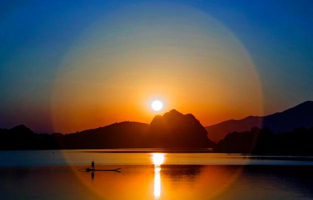 李白明月的经典诗词,李白与明月结成知己的句子