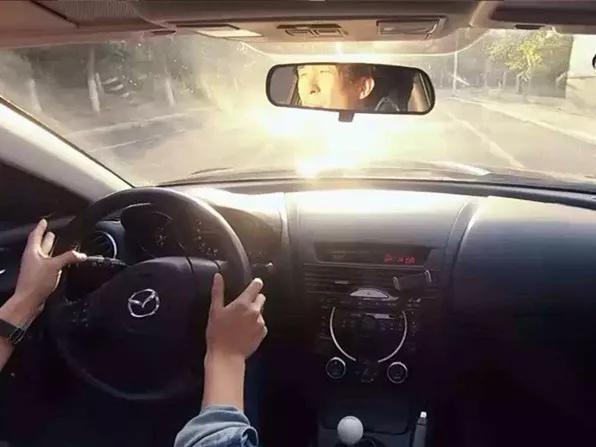 刺眼强光保证驾车安全,夏天开车阳光刺眼怎么解决