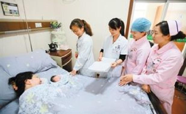 顺产时，产妇忽然说：什么东西夹到我了！医生：别怕，我都见惯了