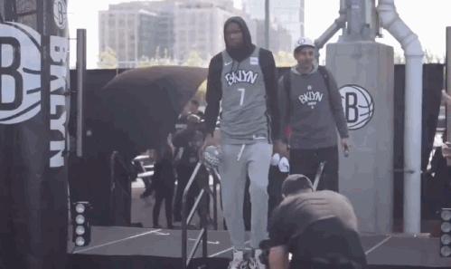 欧文杜兰特场边穿西装观战,欧文杜兰特篮网球衣亮相