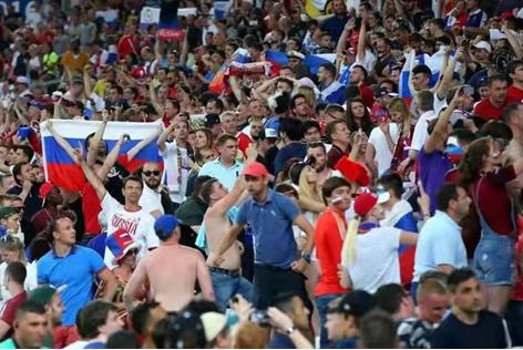 战斗民族球迷的爱恨情仇，足球队徽上见