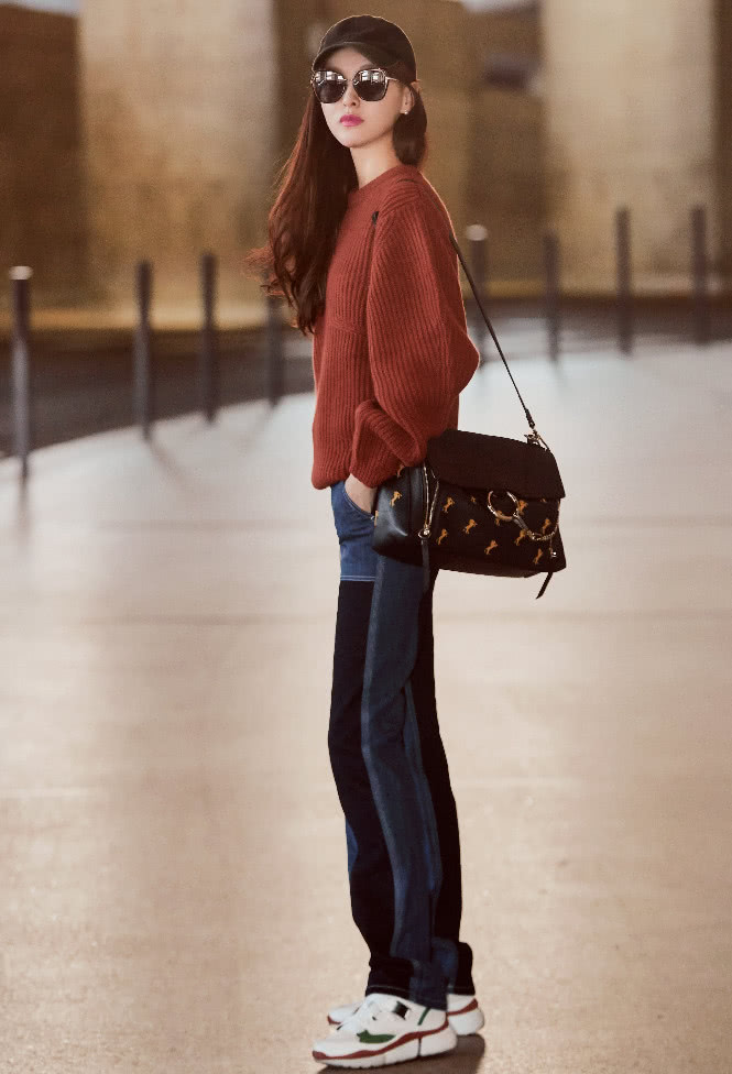 别再说唐嫣不炫腿了，“胖头鞋”胖的是脚，秀的就是牙签腿！