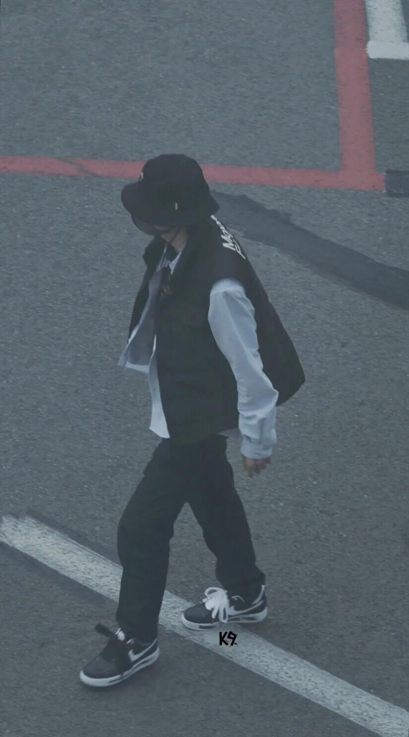 王一博与耐克解约以后穿什么鞋呢,王一博为什么那么喜欢耐克牌子