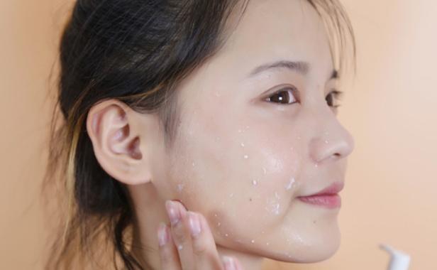 为什么擦乳液脸上油油的,为什么擦了乳液很油腻