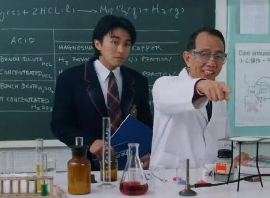 美女参加婚宴，皮裤突然“爆炸”！化学老师分析爆炸的真相？