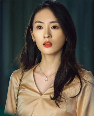 顾佳戴的项链是玫瑰金还是黄金,三十而已顾佳戴的那款项链叫什么