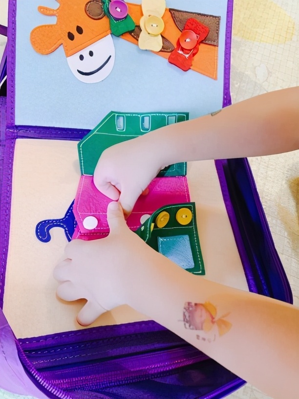 蒙特梭利益智玩具布书,蒙特梭利早教布书给宝宝自己做的