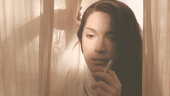 他是“亚洲第一*男美**”，却无父无母无妻儿，68岁与狗相伴认树为亲