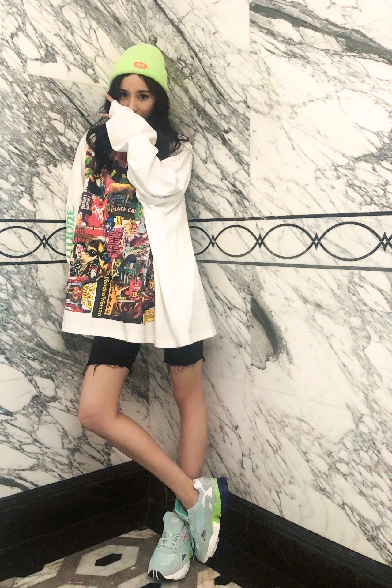 辣妈杨幂夏季最新街拍造型,杨幂秋季穿搭技巧