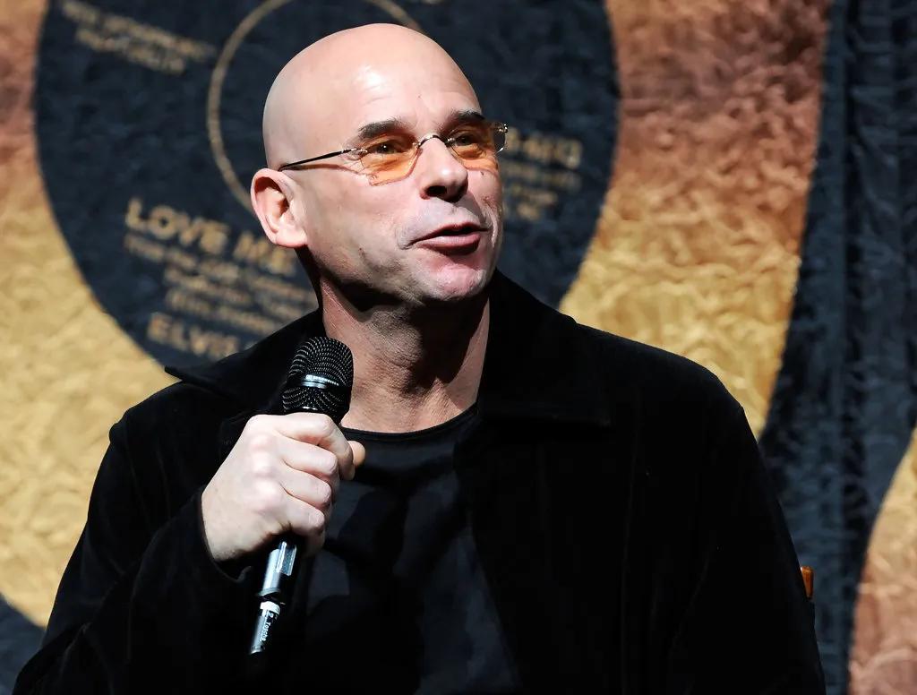 从街头卖唱开始的娱乐巨星,从街头摆摊到百万富翁20年