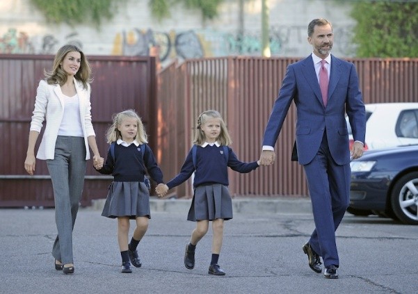 西班牙俩公主差几岁,西班牙公主两姐妹谁漂亮