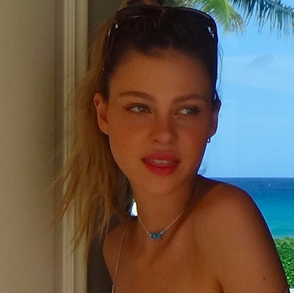 贝克汉姆小七微笑图片,贝克汉姆晒和小七对嘴亲亲合照